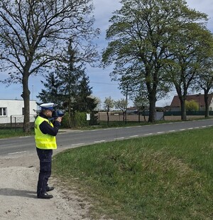 Policjanci kontrolują prędkość.