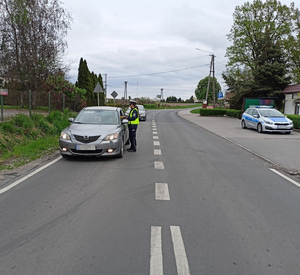Policjanci ruchu drogowego kontrolują trzeźwość kierujących na drogach