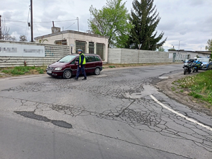 Policjanci ruchu drogowego kontrolują trzeźwość kierujących na drogach