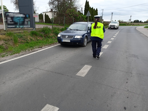 Policjanci ruchu drogowego kontrolują trzeźwość kierujących na drogach