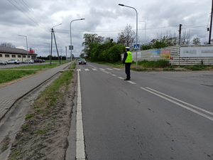Policjanci ruchu drogowego kontrolują trzeźwość kierujących na drogach