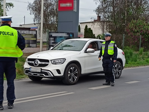 Policjanci ruchu drogowego kontrolują trzeźwość kierujących na drogach