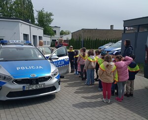 Wizyta dzieci w KPP w Inowrocławiu, zapoznanie się uczestników ze specyfiką służby, psem służbowym, radiowozem oraz zasadami bezpieczeństwa w ruchu drogowym. Na końcu pamiątkowy dyplom.