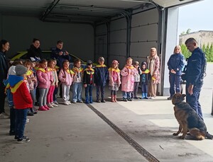 Wizyta dzieci w KPP w Inowrocławiu, zapoznanie się uczestników ze specyfiką służby, psem służbowym, radiowozem oraz zasadami bezpieczeństwa w ruchu drogowym. Na końcu pamiątkowy dyplom.