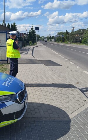 Policjant przy kontroli pojazdów w ramach akcji Bezpieczny pieszy