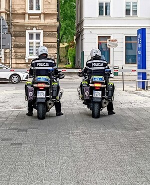 Policjanci pełniący służbę na motocyklach