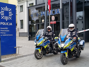 Policjanci pełnia służbę na motocyklach