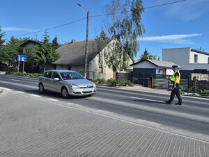 Policjanci z KP Pakość kontrolują trzeźwość kierowców.