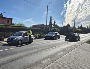 Policjanci z KP Pakość kontrolują trzeźwość kierowców.
