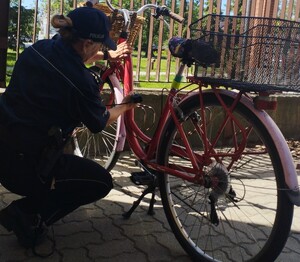 Policjantka znakuje rower.