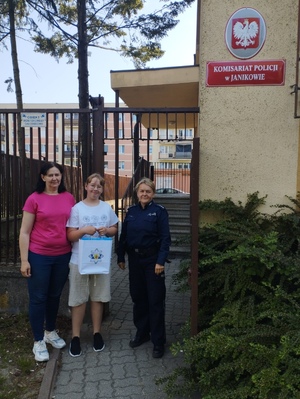 Na zdjęciu policjantka oraz zwyciężczyni konkursy - krzyżówka z mamą.