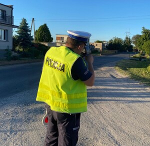 Policjanci kontrolują prędkość