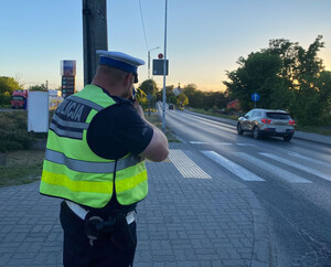 Policjanci kontrolują prędkość