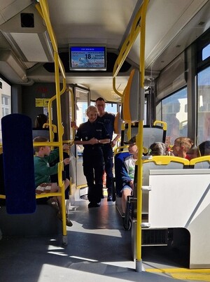 Policjanci edukują dzieci w autobusie miejskim