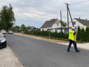 Umundurowani policjanci pełnią służbę na drogach
