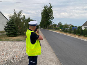Umundurowani policjanci pełnią służbę na drogach