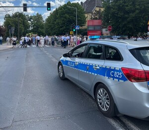 Umundurowani policjanci kontrolują ruch na drogach
