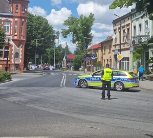 Umundurowani policjanci kontrolują ruch na drogach