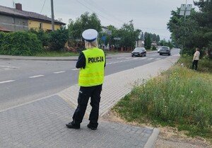 Policjantka stoi przy drodze w trakcie akcji NURD