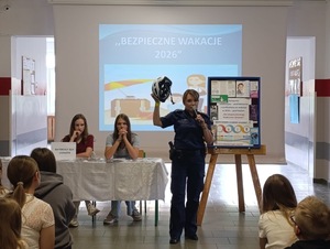 Umundurowani policjanci podczas spotkań z przedszkolakami i uczniami przeprowadzają prelekcje dotyczące bezpieczeństwa w czasie wakacji
