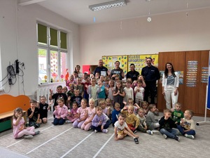Umundurowani policjanci podczas spotkań z przedszkolakami i uczniami przeprowadzają prelekcje dotyczące bezpieczeństwa w czasie wakacji