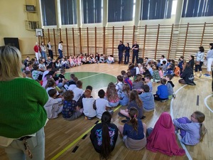 Umundurowani policjanci podczas spotkań z przedszkolakami i uczniami przeprowadzają prelekcje dotyczące bezpieczeństwa w czasie wakacji