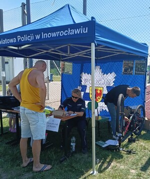 Janikowscy policjanci podczas festynu rodzinnego promują bezpieczeństwo i znakują rowery.