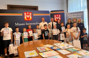 Wręczenie nagród laureatom w konkursie pn.Bezpieczne wakacje  w UM Inowrocław