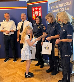 Wręczenie nagród laureatom w konkursie pn.Bezpieczne wakacje  w UM Inowrocław