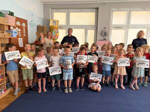 Policjanci prowadzą zajęcia edukacyjne w przedszkolu.