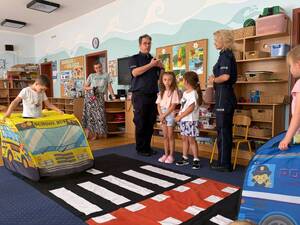 Policjanci prowadzą zajęcia edukacyjne w przedszkolu.