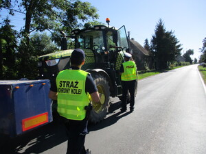 Działania służb na przejeździe kolejowym.