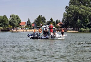 Policjanci pełnią służbę na wodzie
