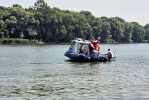 Policjanci pełnią służbę na wodzie