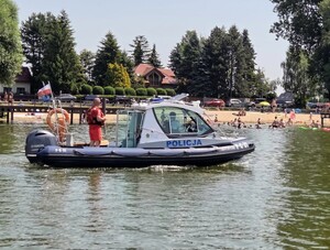 Policjanci pełnią służbę na wodzie
