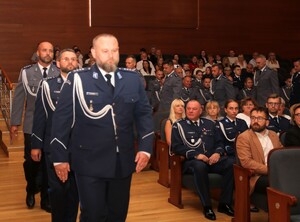 Policjanci, zaproszeni goście na uroczystości Święta Policji w Państwowej Szkole Muzycznej w Inowrocławiu