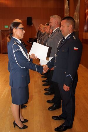 Policjanci, zaproszeni goście na uroczystości Święta Policji w Państwowej Szkole Muzycznej w Inowrocławiu