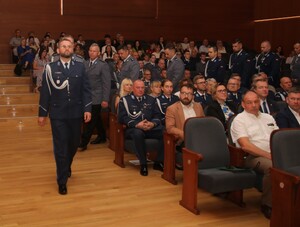 Policjanci, zaproszeni goście na uroczystości Święta Policji w Państwowej Szkole Muzycznej w Inowrocławiu