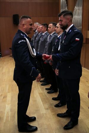 Policjanci, zaproszeni goście na uroczystości Święta Policji w Państwowej Szkole Muzycznej w Inowrocławiu
