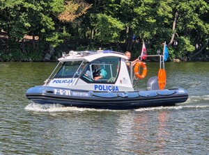 Służba policjantów na wodzie.