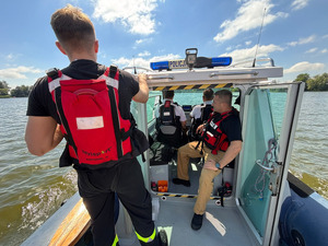 Służba policjantów na wodzie.