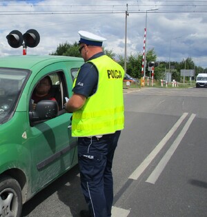 Działania na przejeździe kolejowym w ramach akcji profilaktycznej "Bezpieczny piątek"