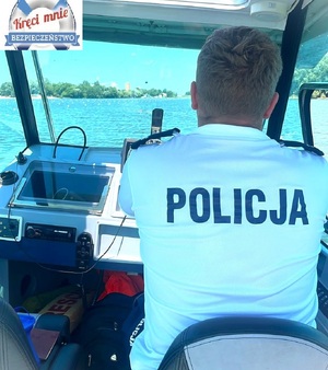 Policjanci pełnią służbę na wodzie.