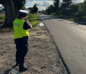 Policjanci "drogówki"kontrolują prędkość.