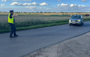 Policjanci "drogówki"kontrolują prędkość.