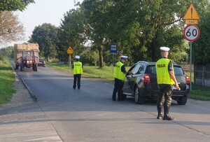 Policja kontroluje kierowców na drodze.