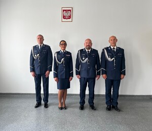 Policjanci w mundurach galowych. Nadkomisarz Paweł Mróz i podinspektor Michał Puszczykowski otrzymują rozkazy dotyczące ich awansów.