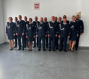 Policjanci w mundurach galowych. Nadkomisarz Paweł Mróz i podinspektor Michał Puszczykowski otrzymują rozkazy dotyczące ich awansów.