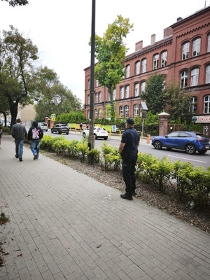 umundurowani policjanci pilnują bezpieczeństwa w rejonie szkół