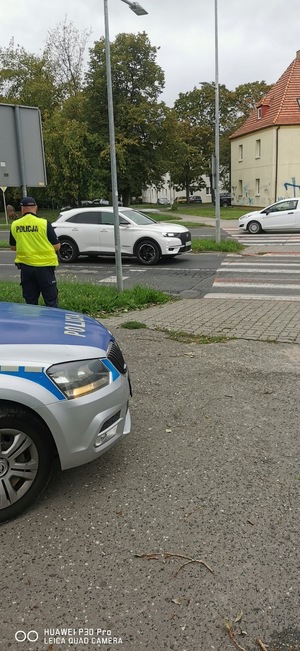 umundurowani policjanci pilnują bezpieczeństwa w rejonie szkół